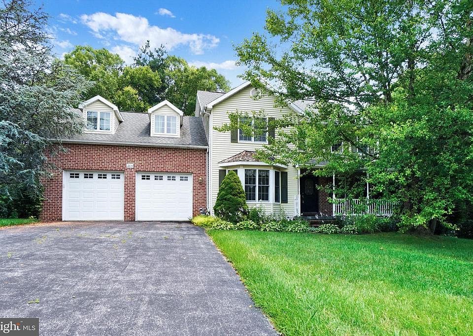 1st image of 205 Summers Ln