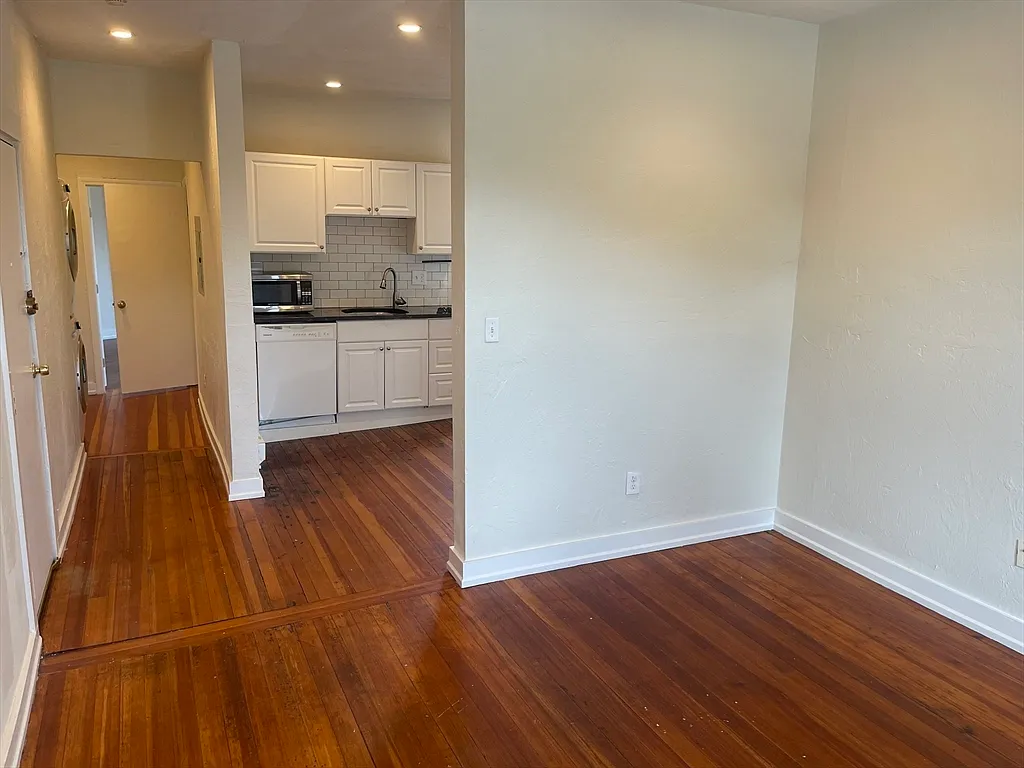 3 bed, 1.0 bath, 1050 sqft, $2,500 — Photo 2