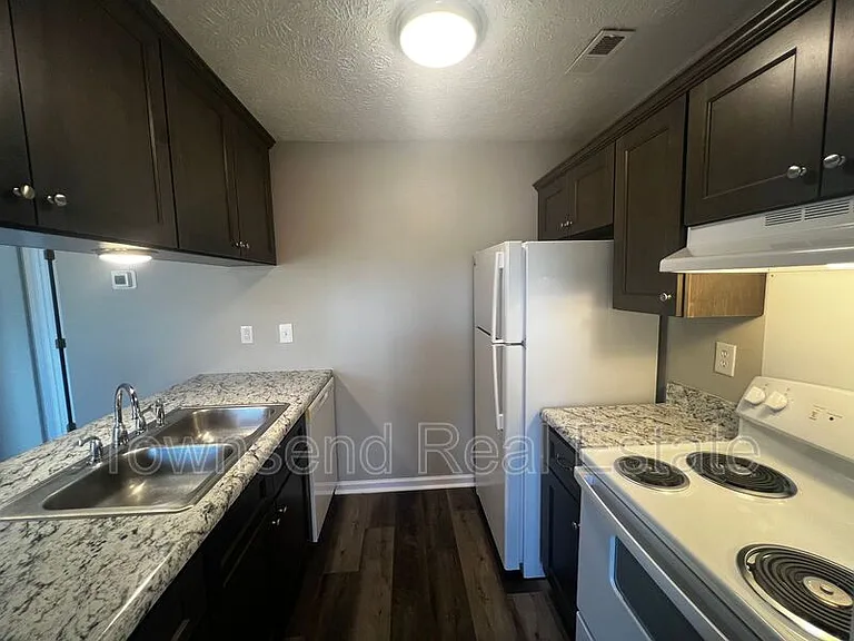 1409D Ireland Dr — Photo 3