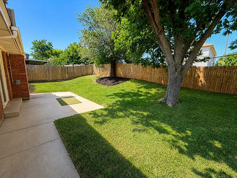 913 Chartrand Ct — Photo 2