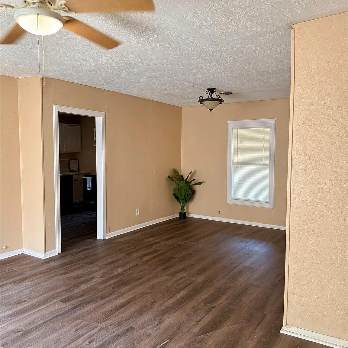 3 bed, 2.0 bath, 1416 sqft, $1,350 — Photo 2