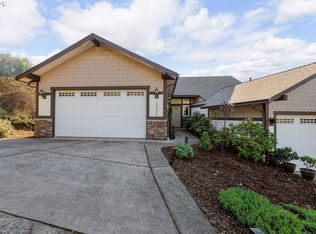 1556 NE Kennedy Loop Dr, Roseburg, OR