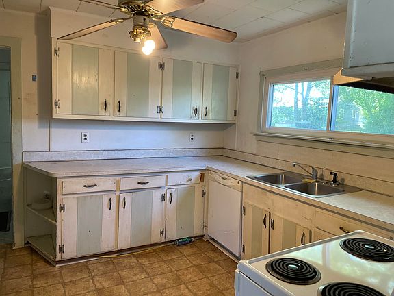 5th image of 1712 Strawberry Ln