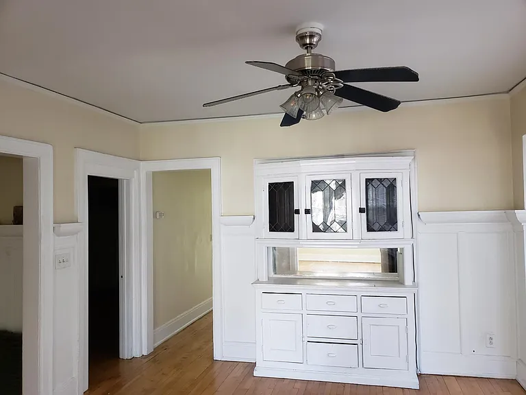 531 E Locust St — Photo 3