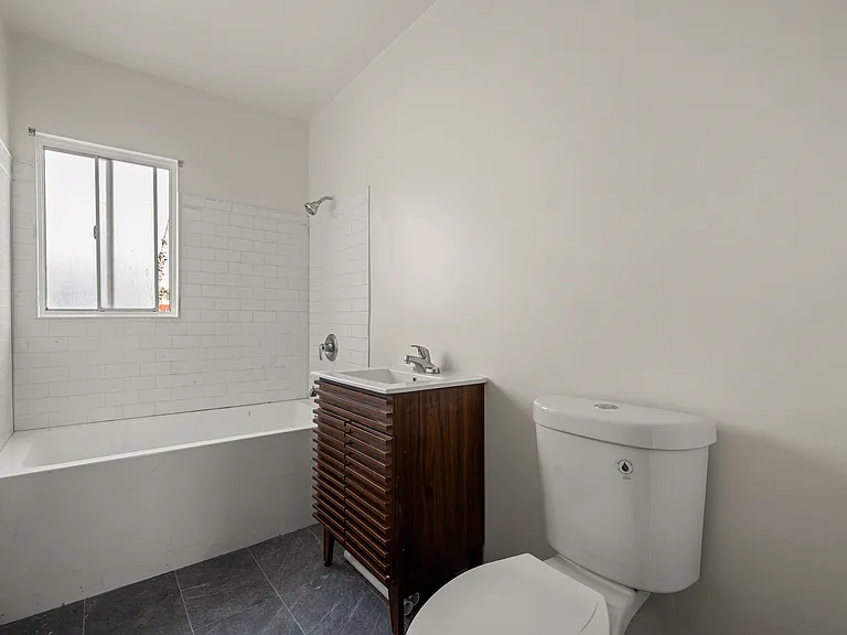 5055 Huntington Dr N #C — Photo 12