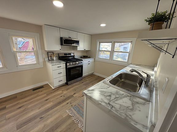 2nd image of 611 W Oak St