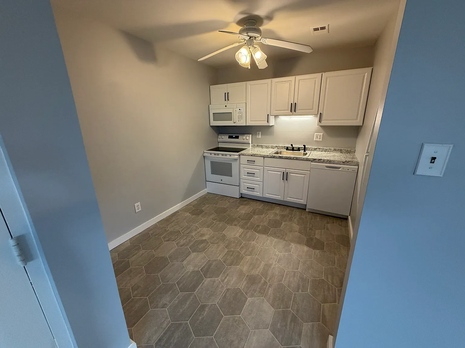 2 bed, 900 sqft, $1,700 — Photo 2