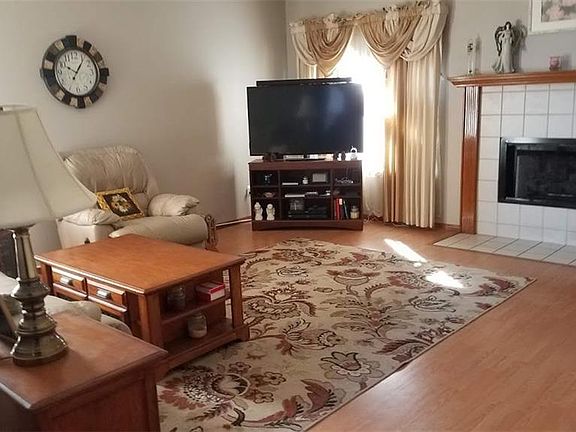 4th image of 3928 Larkspur Dr