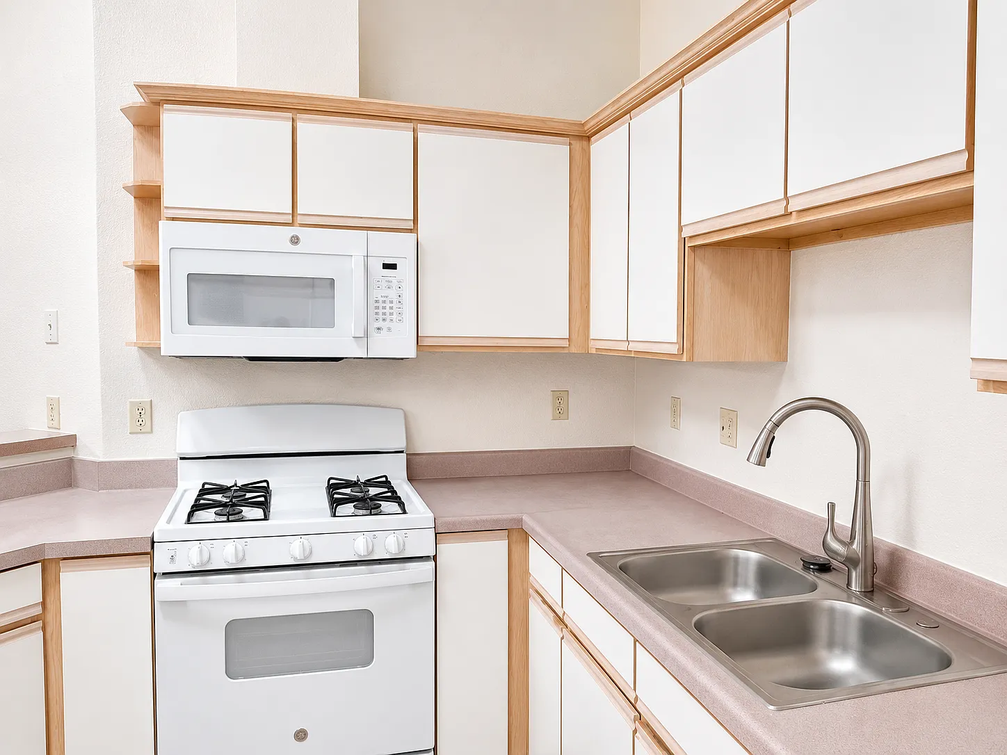 3 bed, 1300 sqft, $2,100 — Photo 3