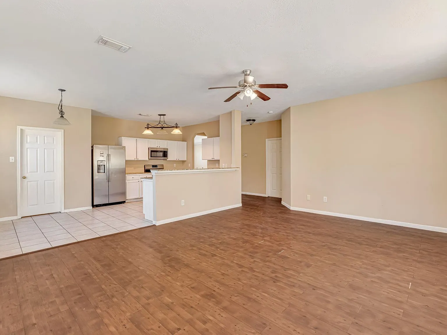 4 bed, 2.5 bath, 2731 sqft, $2,325 — Photo 4