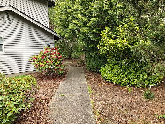 Side walkway from other half duplex