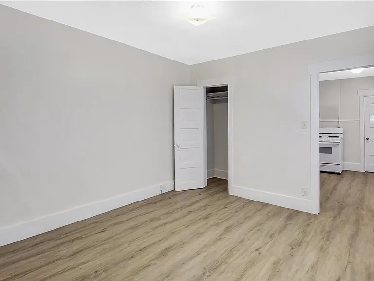 Walk-thru bedroom