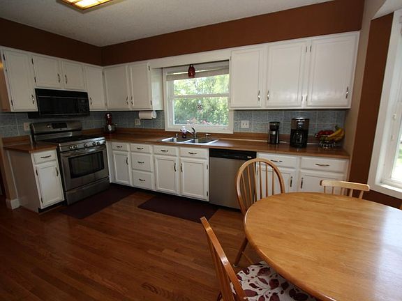 3rd image of 1847 Brookdale Ct N