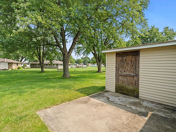 3rd image of 828-830 Heritage Dr