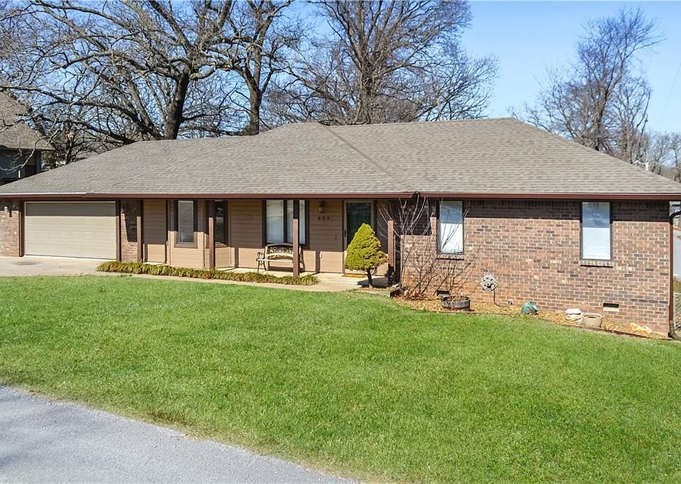 1st image of 604 NW Park Dr