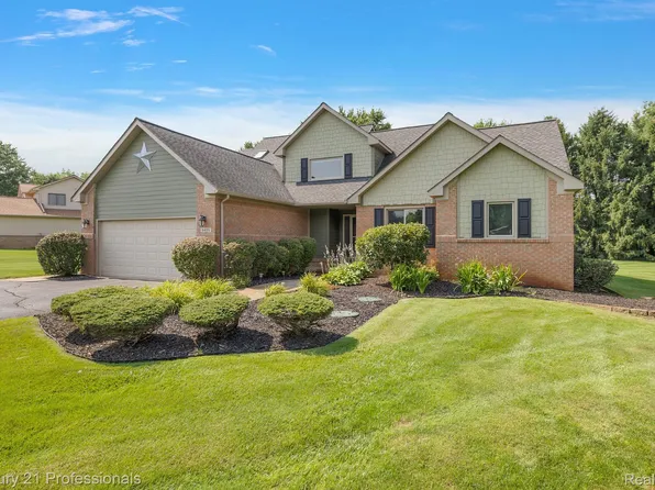 6405 Stonewood Dr, White Lake, MI 48383