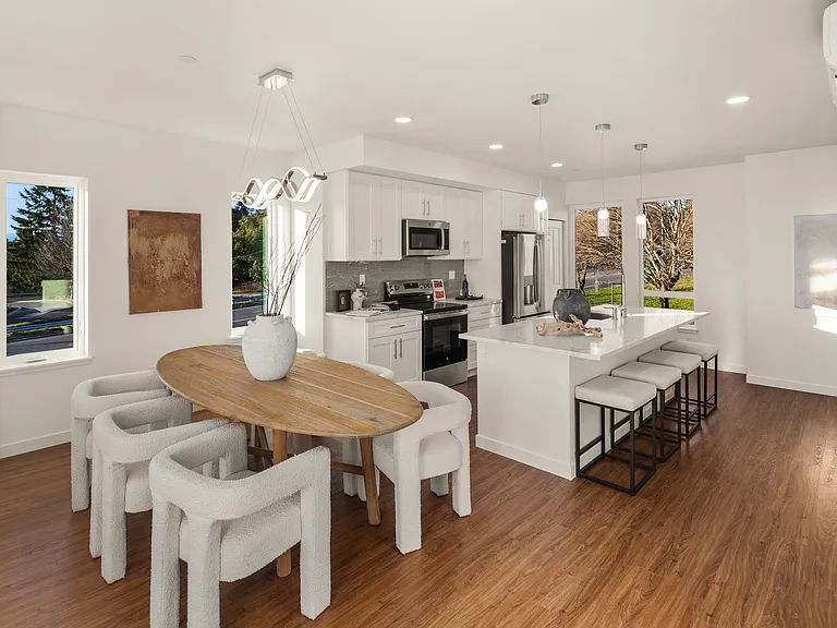 2745 Clare Ave — Photo 2