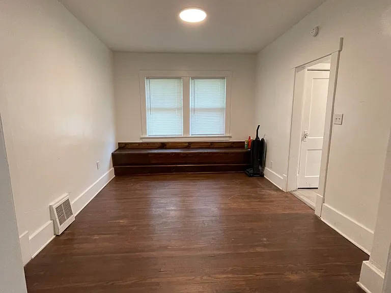 2706 Crown Point Ave — Photo 4