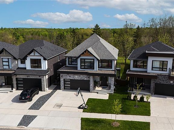 3rd image of 581 Doonwoods Cres