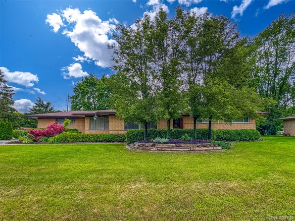 2558 Avonhurst Dr, Troy, MI 48084