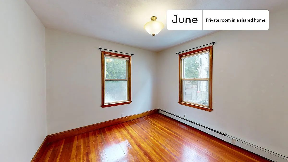 Queen bedroom in 5 bed/1 bath home in Somerville #1343 A — Photo 2