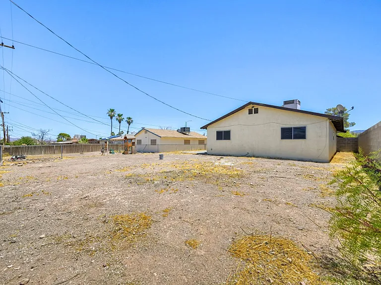 823 Center St — Photo 27