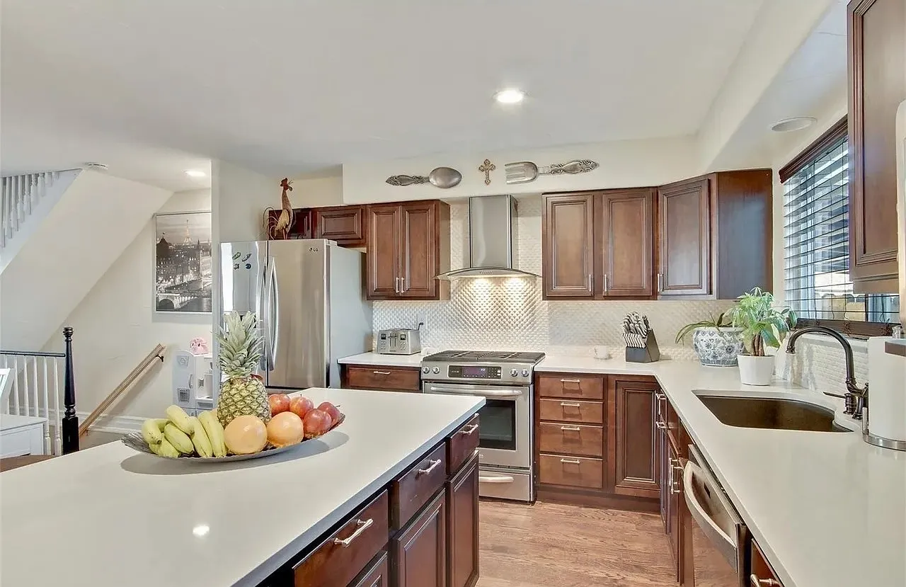 4 bed, 2412 sqft, $900 — Photo 4