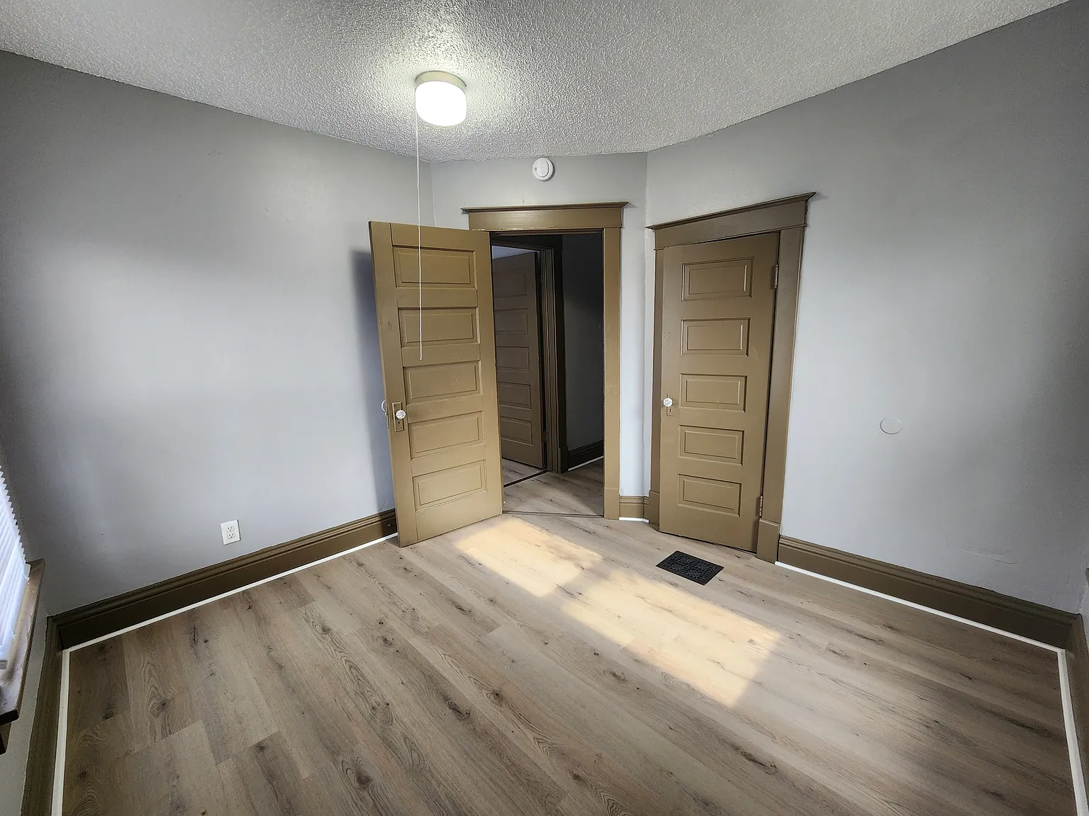 525 Courtland Street - 1 — Photo 2