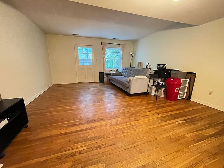 400 Davie Rd #9 — Photo 2