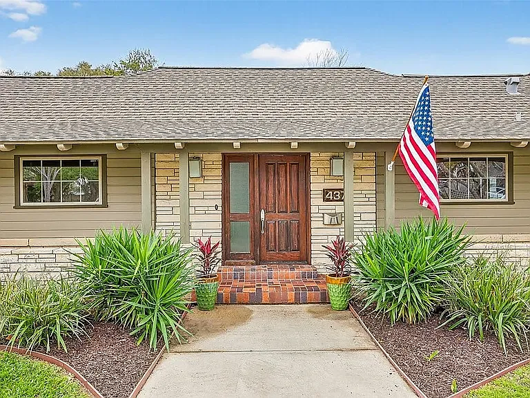 437 Delaine Dr — Photo 2