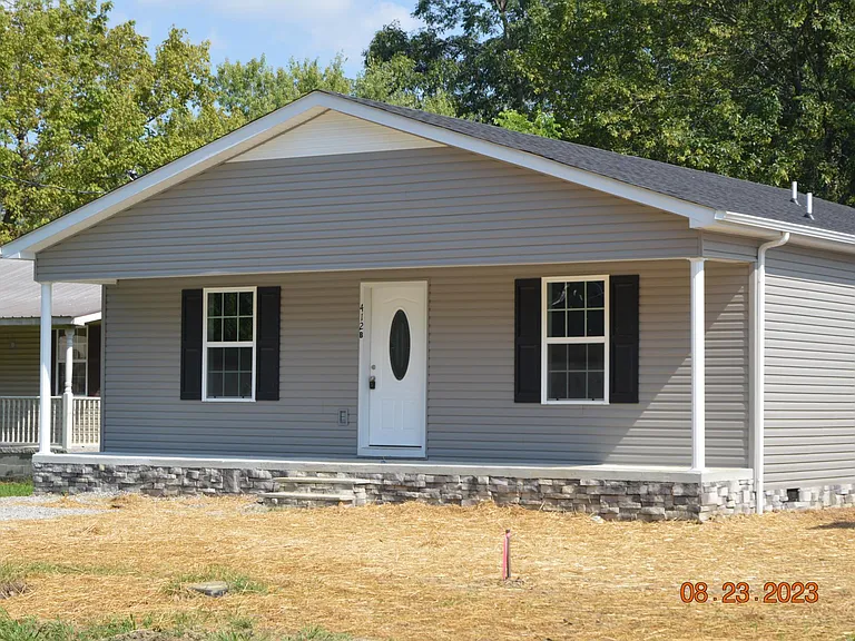 412 E Hogan St — Photo 1