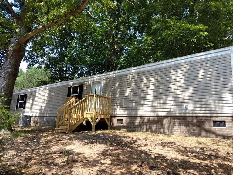 204 Martha Ct — Photo 2
