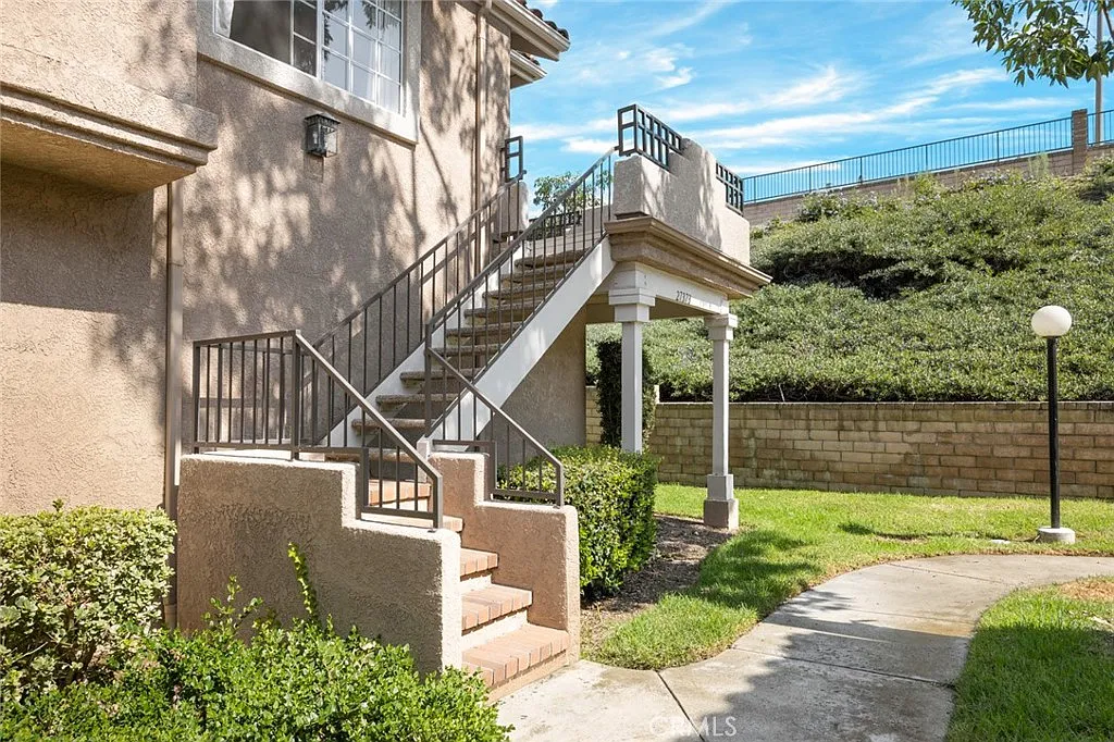 2 bed, 970 sqft, $3,100 — Photo 2