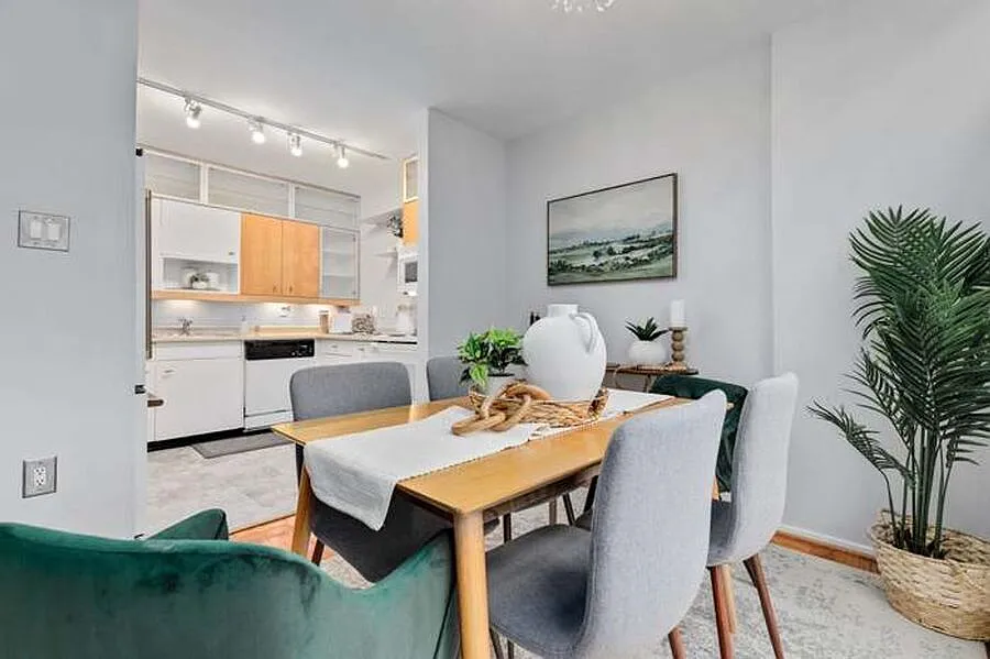 Spacious 4-Bedroom in SW with Pool, Gym, and more! | Pets Welcome ! Water, AC, Heat Included! — Photo 4