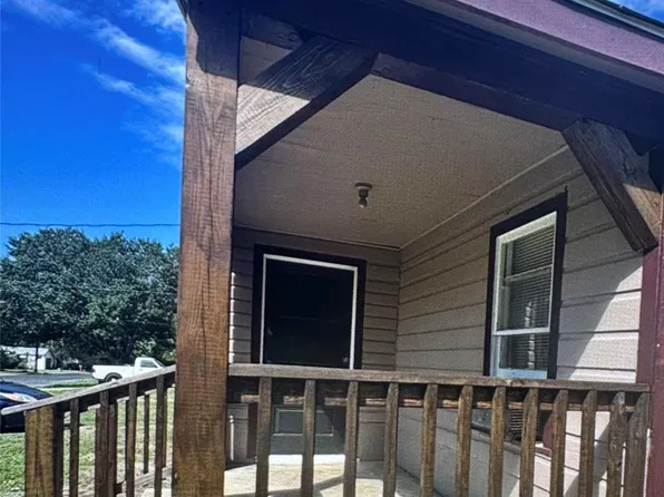 107 E South St, Weimar, TX 78962