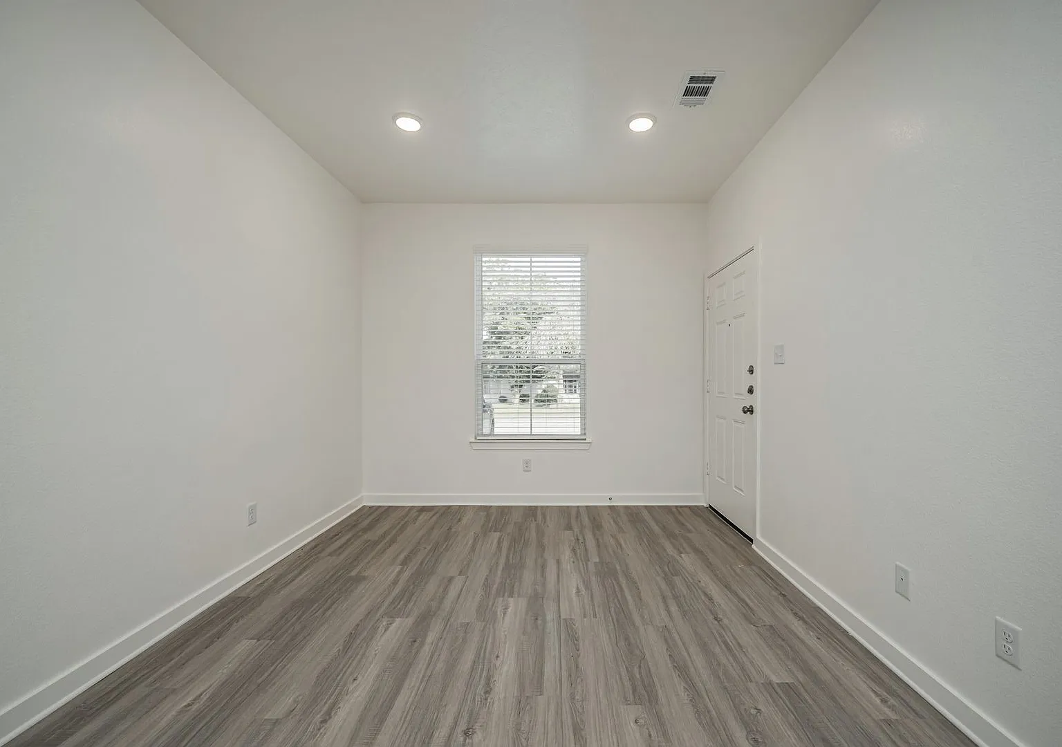 Remarkable Value: Spacious 2-Bed with Modern Finishes! — Photo 4
