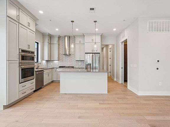 4th image of 2842 Gunnison Dr #303