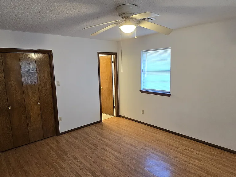 313 NW Parkwood Ln — Photo 5