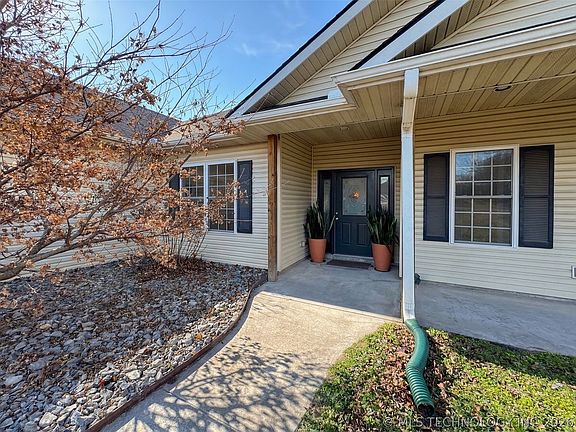 3rd image of 16929 W 736th Rd