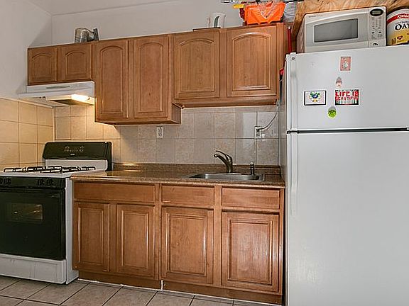 3rd image of 3267 37th St