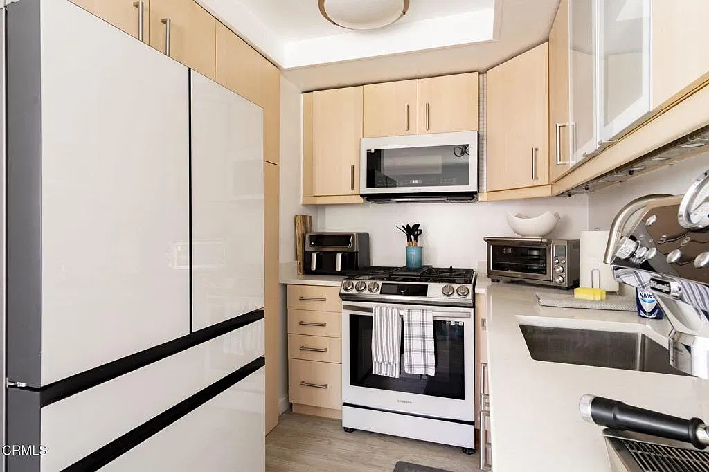 2 bed, 2.0 bath, 868 sqft, $4,600 — Photo 3
