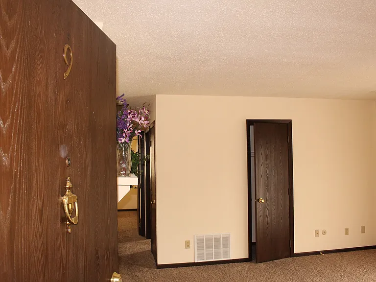 Windsor Crest Apartments — Photo 81