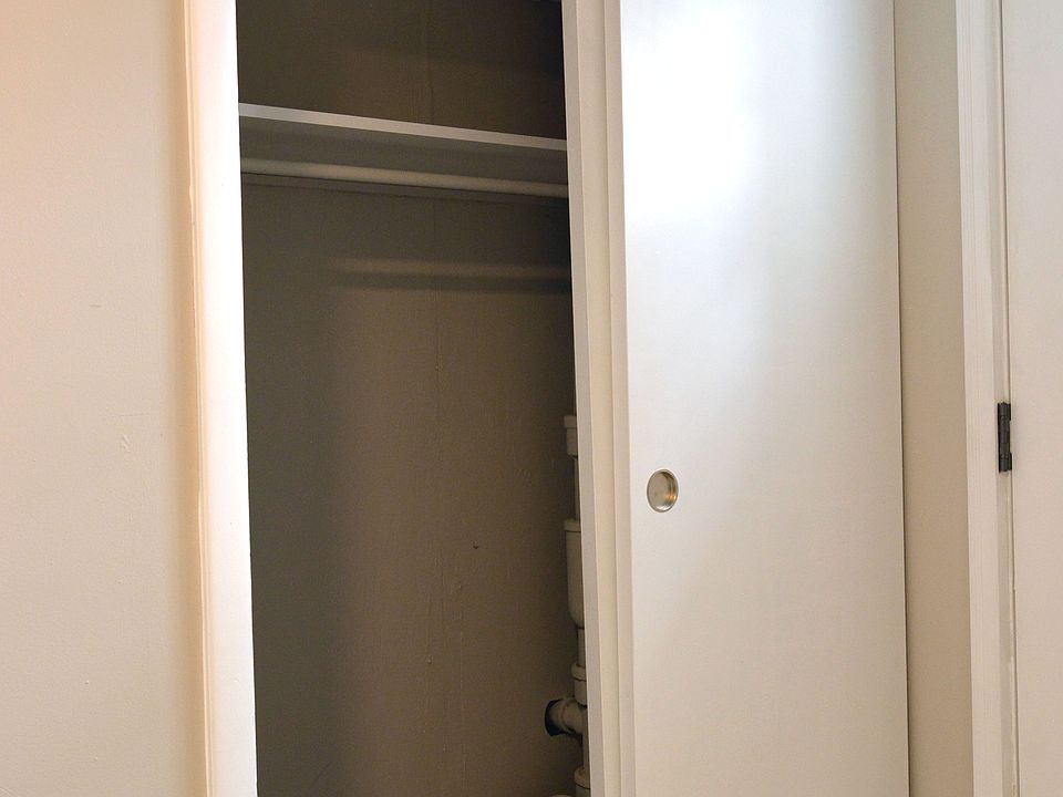 Entry Closet_04122022