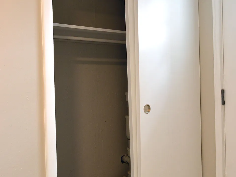 Entry Closet_04122022