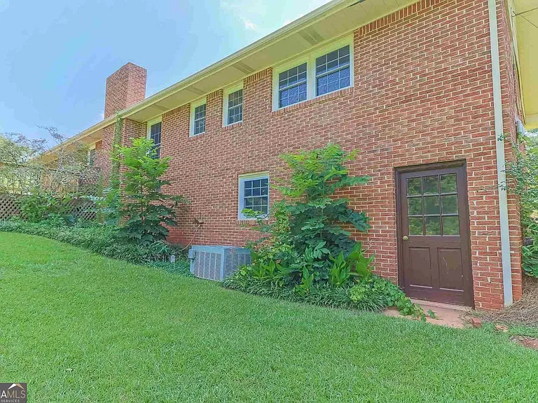99 Woodvalley Dr — Photo 33