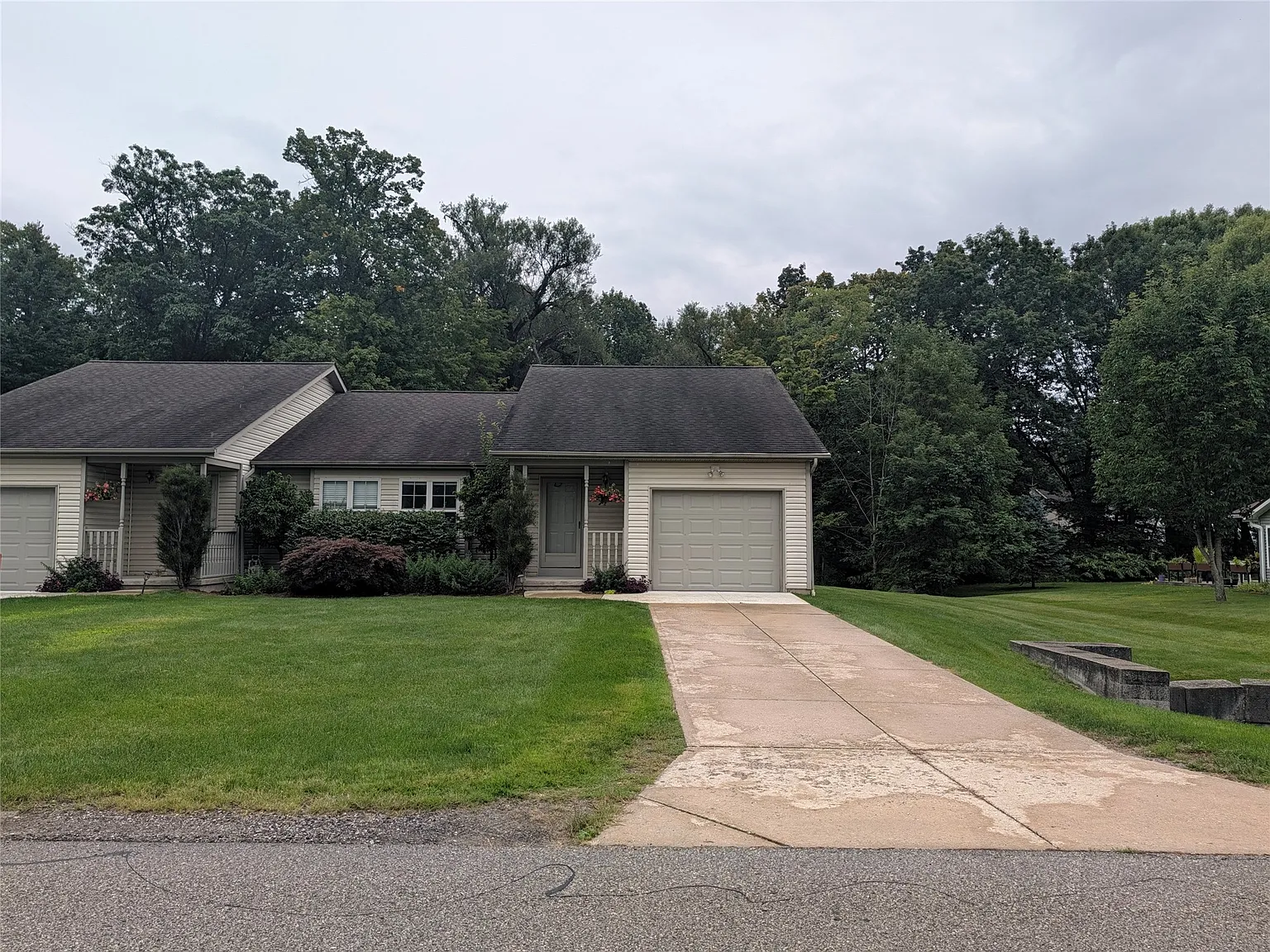 2 bed, 1.0 bath, 1079 sqft, $1,600 — Photo 2