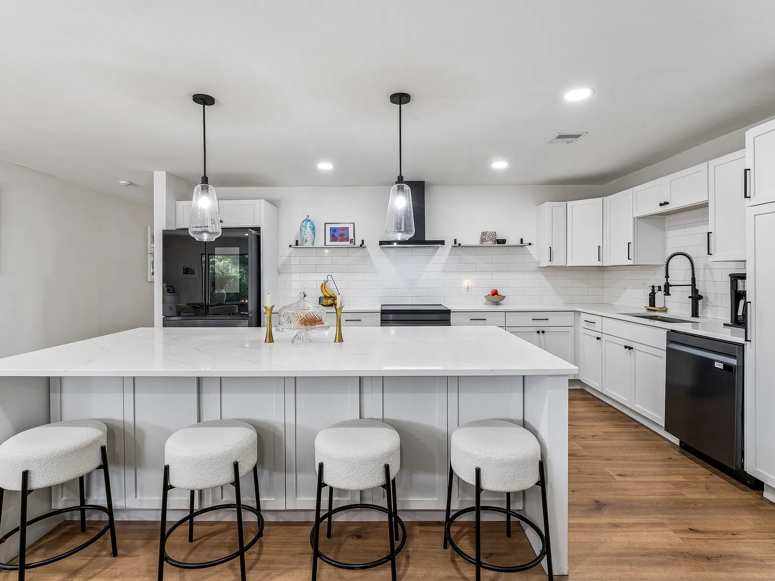 3 bed, 1740 sqft, $3,300 — Photo 1