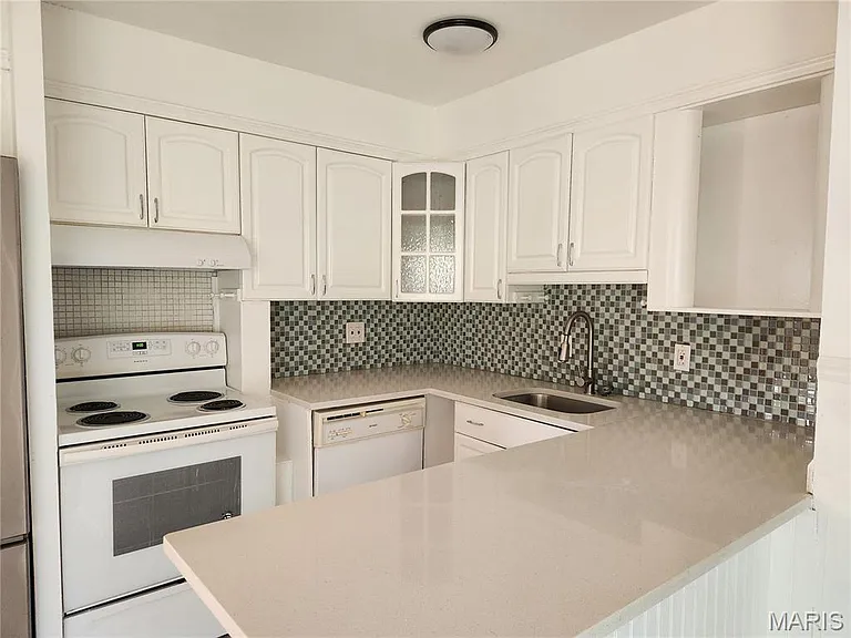 702 Vendome Ln — Photo 8