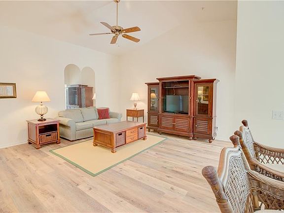 4th image of 817 Montrose Dr Unit 202