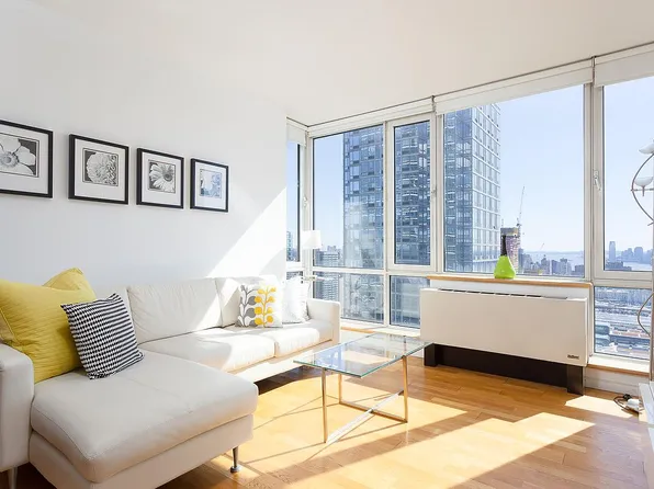 635 W 42nd St APT 18E, New York, NY 10036